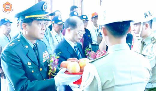   「八二三戰役陣亡將士公祭暨獻花典禮」由金防部指揮官湯家坤中將與金門縣長李沃士擔任主祭。（張建騰攝）