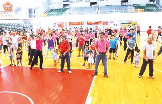 金門縣慶祝103年祖父母節活動在縣立體育館舉行，副縣長吳友欽籲大家敬老尊賢，並和參與的鄉親一起進行律動健身。（莊煥寧攝）