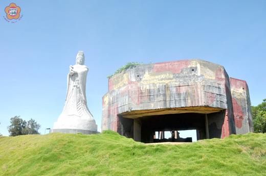   烈嶼鄉長洪成發爭取經費活化昔日軍事要塞高地所打造的「羅厝媽祖公園」，成為烈嶼的觀光亮點；莊嚴的「媽祖」神像矗立於高地，園區保留碉堡遺跡，大砲依然堅守在砲陣地崗位。（許加泰攝）