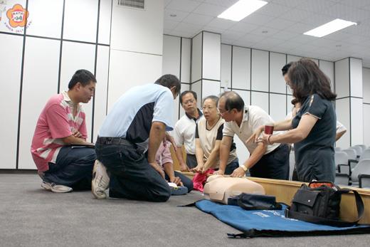 縣議會辦理「自動體外心臟電擊器AED教育訓練」，在立偉電子公司劉達仁經理解說與指導下，職員工認真操作練習，以求確實熟練急救技能，可以學以致用。（議會提供）