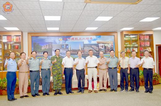 國防部長嚴明昨率多位國軍將領抵縣府拜會，並與縣府團隊及立委楊應雄展開交流座談。（縣府行政處提供）