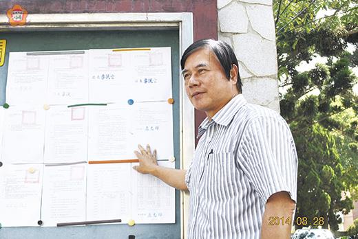   金門縣選委會主任委員盧志輝昨在縣府大門口公告欄張貼地方公職人員選舉候選人申請登記日期等相關公告。（選委會提供）