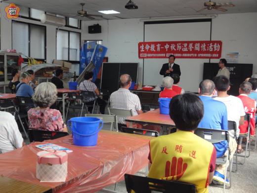 　金門地檢署等單位辦理中秋節社區關懷活動，檢察長黃和村提前向大家祝賀佳節快樂！
（金門地檢署提供）