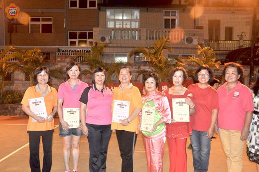 金城鎮富康一村金城新莊社區發展協會秋節團圓博餅聯誼活動昨晚熱鬧登場，活動中並頒獎表揚社區大學學習優良學員。（翁維智攝）