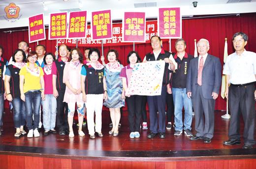   李沃士婦女後援會昨成立，國民黨副主席曾永權（右四）親自授旗。（許峻魁攝）