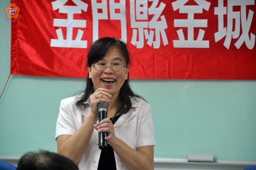   金城鎮公所辦理103年志工在職訓練研習，安排講師曾秀玲主講國際禮儀課程與居家穴道保健課程。（李金鎗攝）