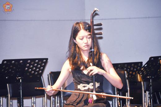   正襟「維」坐！王維剛二胡獨奏會昨在文化局演藝廳登場。
（翁維智攝）