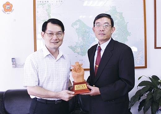 　金門縣警察局局長蔡耀坤（左）榮陞警政署保防組組長，金門高分檢署檢察長邢泰釗，致贈包青天旌功紀念獎座表達祝賀之意。（金門高分檢提供）