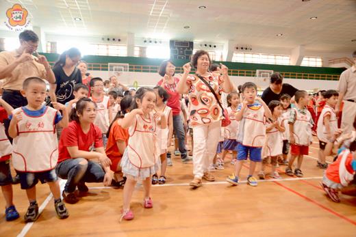   金沙國小昨舉行一○三學年度開學典禮，新到任的校長李國安也特別安排各項活動讓師生與家長們同歡，現場氣氛活潑動感、溫馨有趣。（董森堡攝）
