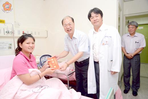 中秋佳節將屆，縣長李沃士昨分別前往衛生福利部金門醫院等社福單位探慰，並送上慰問金致意。（董森堡攝）