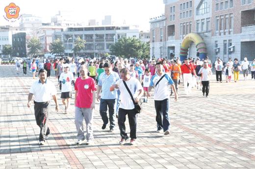 金門縣「鄉鎮聯誼 運動嘉年華活動」昨日早晨舉行健行活動,縣長李沃士帶領大家走完全程,一起走出健康來!(莊煥寧攝)
