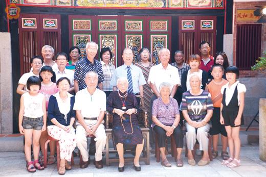   今年為金門建縣百年，縣府觀光處昨日假山后民俗文化村拍攝金門建縣百年活動電子媒體宣導委託案，由縣長李沃士及百歲人瑞何玉霜家族成員擔任影片要角，歡迎全國民眾到訪金門。（董森堡攝）