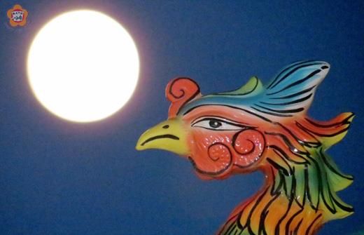 昨夜中秋節,家家戶戶慶團圓,圖為金湖伍德宮前之月圓,好像一隻鳳凰要飛上月球。(張建騰攝)