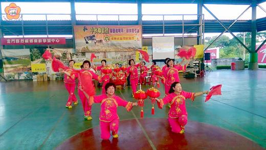 中秋節，東林社區發展協會熱鬧舉辦「慶中秋、賞明月」聯歡晚會，東林鑼鼓隊的鑼鼓戲曲演出，增添過節的喜慶氣氛。
（許加泰攝）