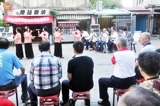   廈門樂安老朋友曲藝隊一行人赴台巡迴演出，最後一站抵達金城鎮外武廟交流演出。
（李金鎗攝） 
