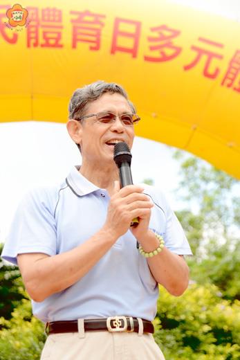   縣府教育處昨日舉辦全民登山健行活動，副縣長吳友欽鼓勵地區民眾運動強身、保持身體健康、活出快樂人生。（董森堡攝）