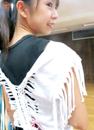   用一把剪刀，可以把一般的T恤，翦成時髦的潮T。（張建騰攝）