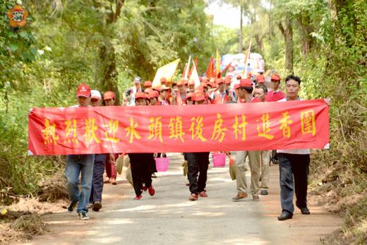 上百名來自大陸水頭鎮的信徒在山后村民的引導下，前往下落沙海岸上香祈福，感應廟主委梁金在也特別準備金門高粱酒致贈進香信眾。（董森堡攝）