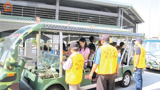   配合金沙鎮「高粱、老街、風獅爺文化季」活動，金門縣政府將舉辦「搭電瓶車尋找風獅爺」活動，還將遊訪最熱門景點「軍中樂園」片場-陽翟老街。（金門縣政府觀光處提供）