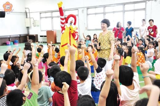   麥當勞叔叔校園宣導，有獎徵答學童反應熱烈。（許峻魁攝）