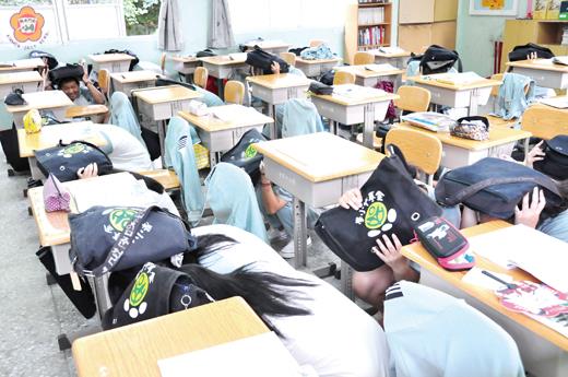   全國防災日，昨全國學校同步，舉辦地震災害演練。（許峻魁攝）