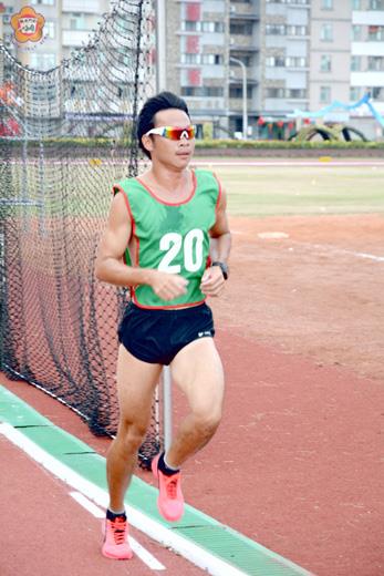 金門長跑小將何盡文在第五屆離島縣市聯合運動會社男組五千公尺競賽,一路領先澎湖、連江縣選手,為金門拿下第一面金牌。(許加泰攝)