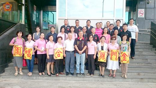 金門縣合唱團搭船登陸參與比賽，該團顧問劉兆輝醫師與國民黨金門縣黨部主委林芳旋前往水頭碼頭送行加油。（李金鎗攝）