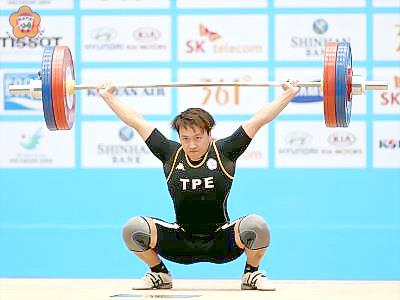   2014仁川亞運23日進行舉重女子63公斤級賽事，我國女子舉重好手林子琦以抓舉116公斤，挺舉145公斤，總和261公斤，拿下金牌。（中央社）