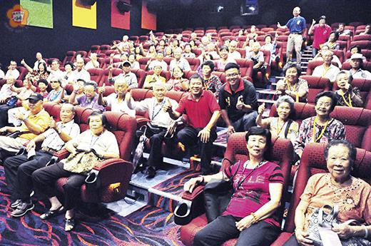   金湖鎮公所九九重陽帶長者出遊踏青、進香祈福，並首次帶阿公阿嬤包場看電影，讓長輩們都說讚，也回味無窮。（陳麗妤攝）