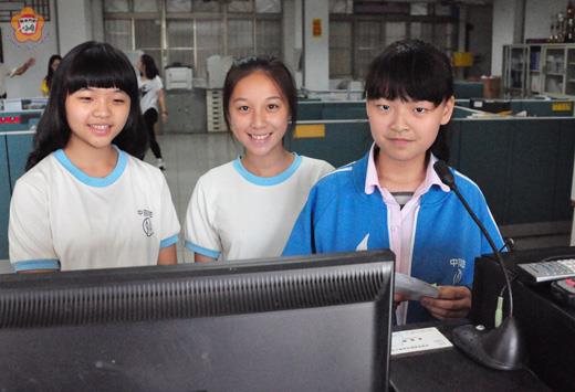   城中慶祝教師節，學務處推出廣播敬師活動，三位DJ陳靜、林昕潁、陳沛儒輪番上陣傳達學生點歌對老師的祝福。（陳麗妤攝）