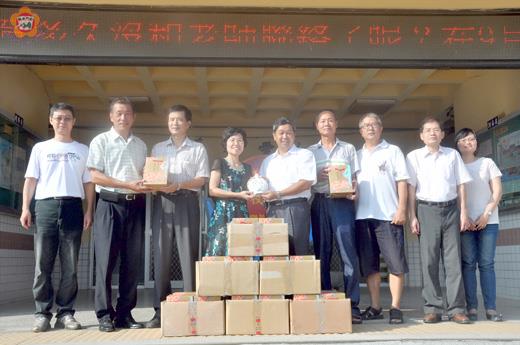 教師節前夕，金寧鄉長陳成勇、鄉代會副主席李開陣聯袂向轄區內國中小學校的教職員賀節。（許加泰攝）
