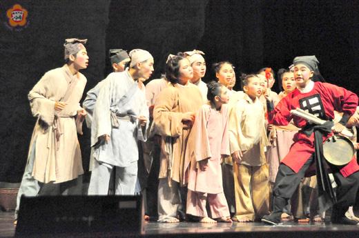   黃大魚兒童劇團昨假文化局演藝廳表演《小李子不是大騙子》，來自宜蘭的孩子演給金門的大小朋友看，贏得熱烈的掌聲，相當精彩。（陳麗妤攝）