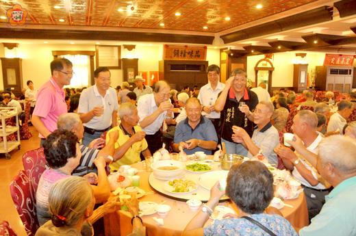金城鎮公所舉辦重陽節長者進香活動，中午並齊聚餐廳舉行聯誼餐會，縣長李沃士出席與會，向長輩致上最高敬意。（莊煥寧攝）