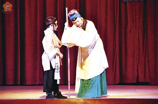   劇團師生，共同演繹京劇《釣金龜》橋段。（許峻魁攝）