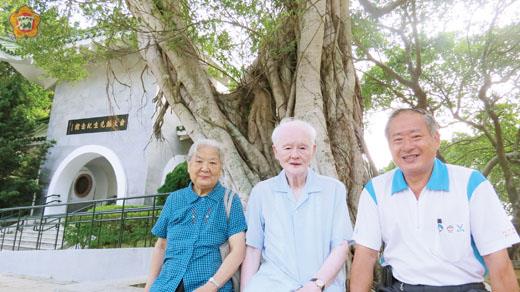   陳景蘭的長孫陳鼎新（左二）、陳鋒（長孫媳）應陳順德（右一）之邀回到金門；他們將參加正義國小的九十周年校慶。（張建騰攝）