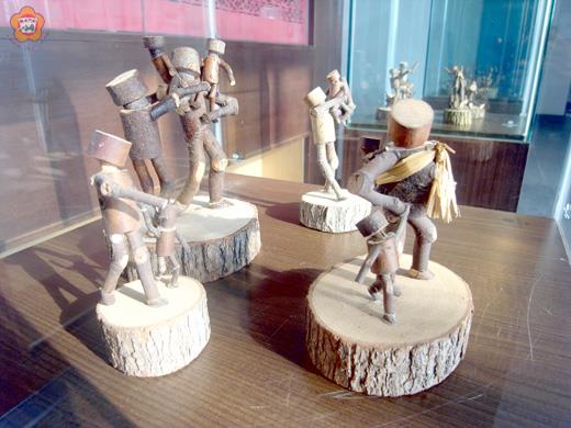   金門植物達人陳西村策辦親子系列木頭人特展，即日起假金城鎮公所藝文走廊展出。（李金鎗攝）