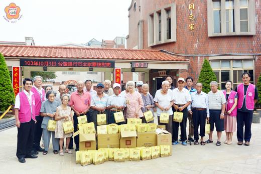   台銀金門分行到大同之家安老組辦理關懷長者公益活動。（大同之家提供）
