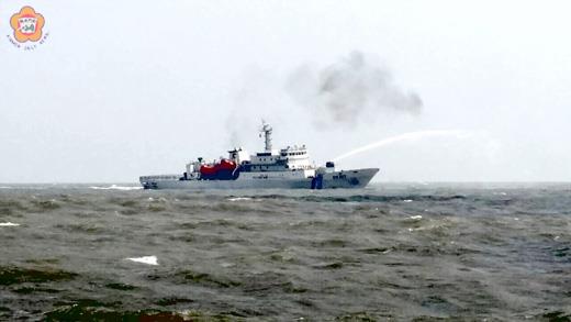   因應大陸船團入侵，海巡署調派二千噸級「新北艦(CG-127)」連夜航行，並在昨日上午九時三十分馳抵金門支援驅離任務。（金門海巡隊提供）