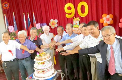 陳順德(左五)、李沃士(左六)、陳鼎新(左四)、黃奇(右四)、陳滄江(左二)、蔡西湖(右二)、陳再權(左一)、徐鴻義(右一)等為正義校慶切生日蛋糕。(張建騰攝)