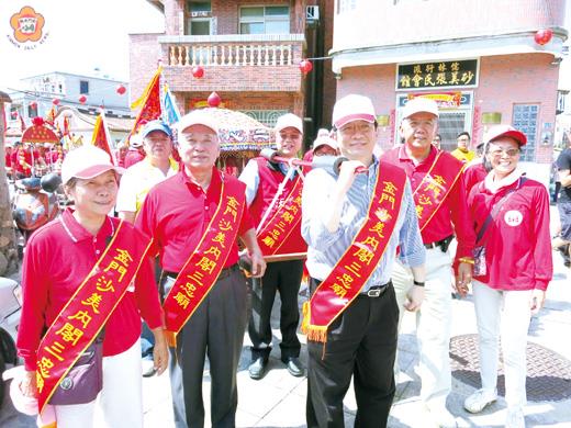 國發會主委管中閔、縣長李沃士、議長王再生及立委楊應雄等一行人扛著神明輦駕出巡繞境。(縣府秘書室提供)