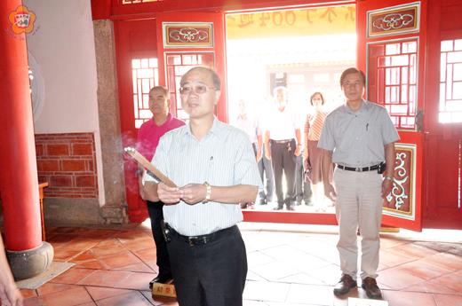  適逢南宋大儒朱熹884週年聖誕，縣長李沃士率同金門各界在浯江書院「朱子祠」舉行祭典，感念朱熹大師教化金門的德澤。　　 （莊煥寧攝）