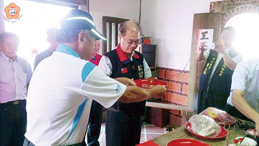   碧山昭靈宮醮慶，李沃士昨前往上香祈福。（民政處提供）