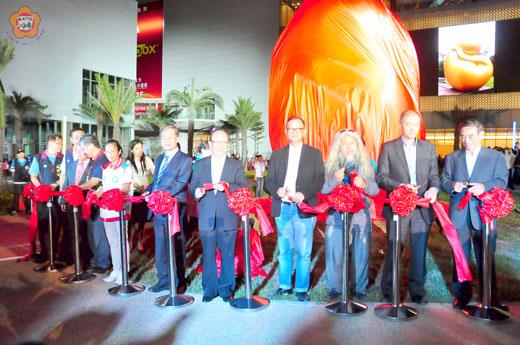 台開裝置藝術品「無盡的愛」，昨日正式剪綵揭幕。（許峻魁攝）