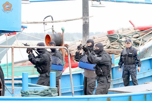 金門海巡隊昨日再獲增援100噸級巡防艇乙艘及特勤隊特勤人員七名，並於料羅港區進行實戰演練。（董森堡攝）