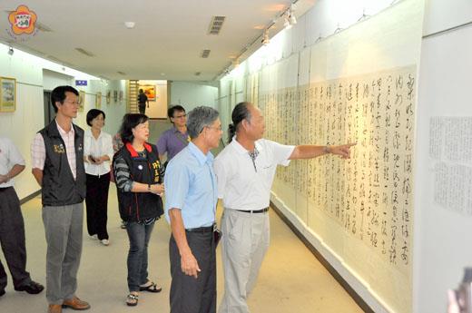 金門縣副縣長吳友欽觀賞吳宗陵書畫展作品。（李增汪攝）