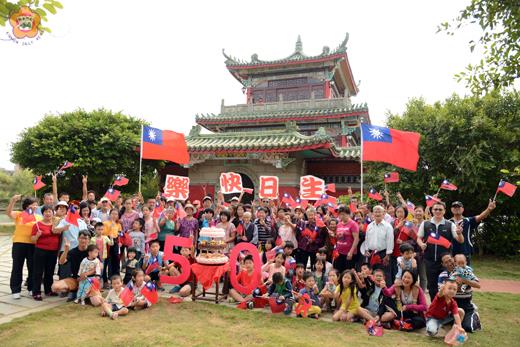 古崗社區發展協會舉辦古崗樓五十週年健走活動,邀請當地的居民手持國旗環湖健走、遊覽風光,並準備生日蛋糕為古崗樓慶生,共同慶祝這座已落成半世紀的典雅建築「生日快樂」!
(照片由古崗社區發展協會提供)