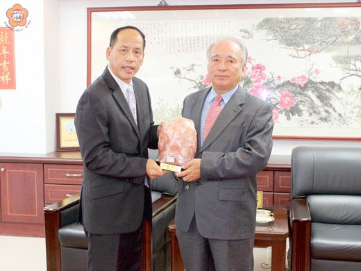 連江縣議長陳貴忠前往縣議會拜訪議長王再生（右），雙方互贈紀念品。（莊煥寧攝）