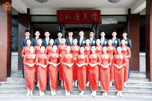 為配合建縣百年暨世界金門日的舉行,銘傳大學親善服務隊跨海為金門建縣一百年及世界金門日活動慶典,展現最優質服務。(銘傳大學提供)