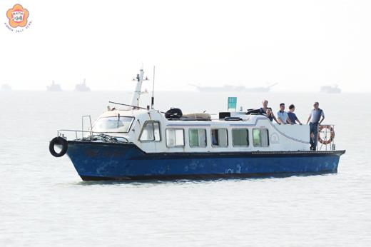   官澳海堤出現大陸觀光船長驅直入，將船隻開往海堤外僅數十公尺距離的離譜狀況，船隻清楚可見「閩廈門客0087」的船號。（董森堡攝）