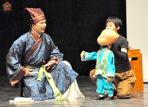   九歌兒童劇團昨日假文化局演出改編自成語故事的《畫龍點睛》，透過情節舖陳、走位及道具為傳統故事增添趣味性，深受大人小孩喜歡。（陳麗妤攝）